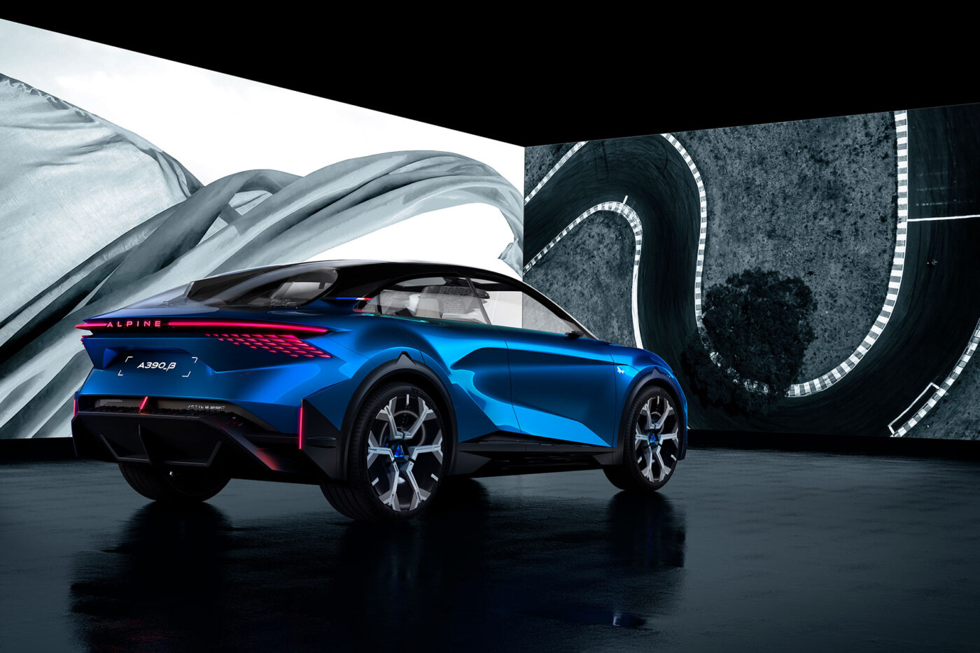 alpine a390 paris2024 2 lot1 exterieursmajeurs ext alpinebleuspecular 3 4arriere 16x9 1 alpine a390 paris2024 2 lot1 exterieursmajeurs ext alpinebleuspecular 3 4arriere 16x9 1